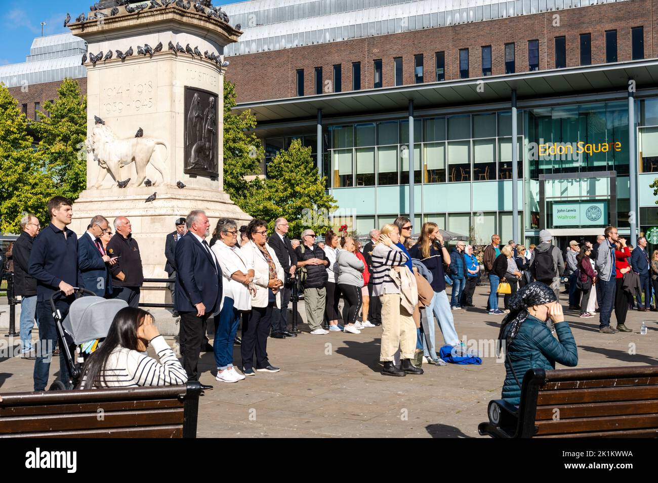 Newcastle upon Tyne, Royaume-Uni. 19th septembre 2022. Les gens se rassemblent pour regarder les funérailles de la reine Elizabeth II sur un grand écran de la place Old Eldon. Credit: Hazel Plater/Alay Live News Banque D'Images