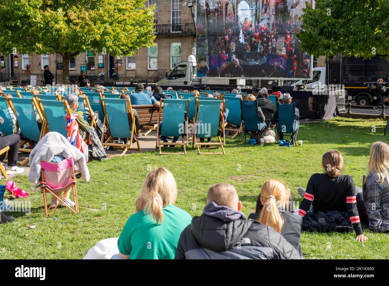 Newcastle upon Tyne, Royaume-Uni. 19th septembre 2022. Les gens se rassemblent pour regarder les funérailles de la reine Elizabeth II sur un grand écran de la place Old Eldon. Credit: Hazel Plater/Alay Live News Banque D'Images