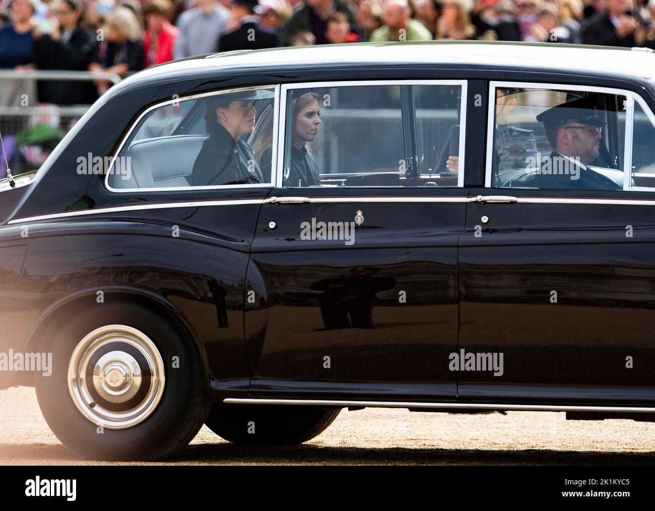 Londres, Royaume-Uni. 19th septembre 2022. La princesse Eugénie et la princesse Beatrice sont vues à la parade des gardes à cheval lors du cortège qui a suivi les funérailles d'État de la reine Elizabeth II qui se tiendra à l'abbaye de Westminster. Crédit : Paul Terry photo/Alamy Live News Banque D'Images