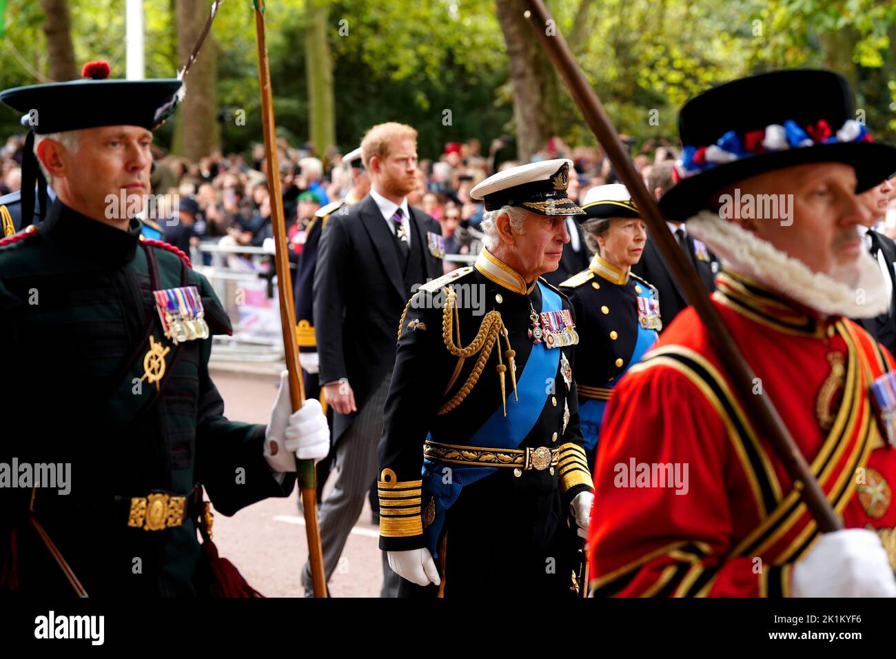 Le roi Charles III, la princesse royale et le duc de Sussex suivent le chariot d'armes d'État portant le cercueil de la reine Elizabeth II lors du défilé de cérémonie après son funérailles d'État à l'abbaye de Westminster, à Londres. Date de la photo: Lundi 19 septembre 2022. Banque D'Images