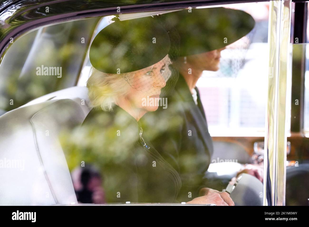La reine Consort et la princesse de Galles suivent le chariot d'armes d'État portant le cercueil de la reine Elizabeth II dans le défilé de cérémonie après son funérailles d'État à l'abbaye de Westminster, Londres. Date de la photo: Lundi 19 septembre 2022. Banque D'Images