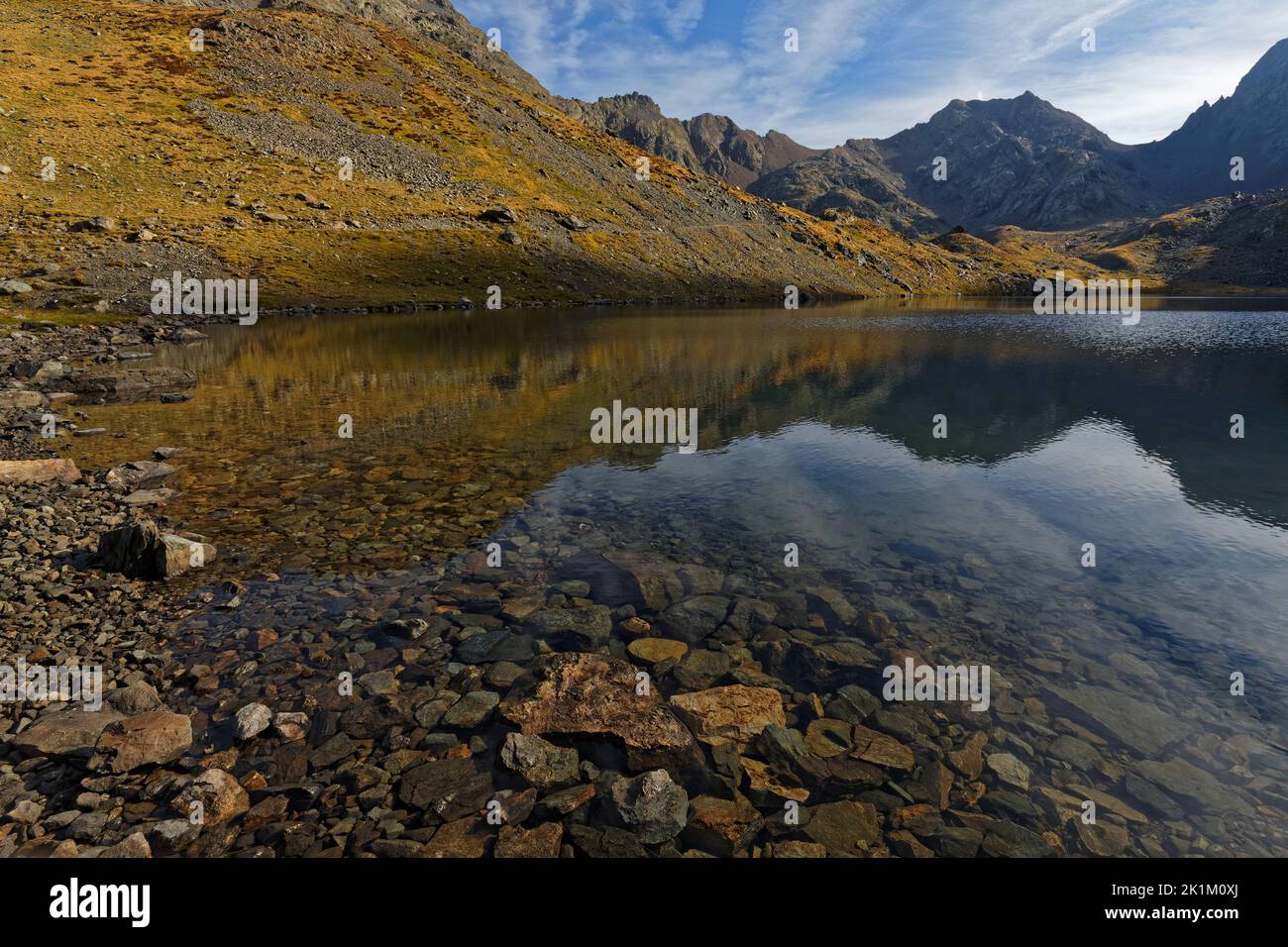 Lac du Grand Domenon mounatin lac aux premiers rayons du soleil du matin Banque D'Images