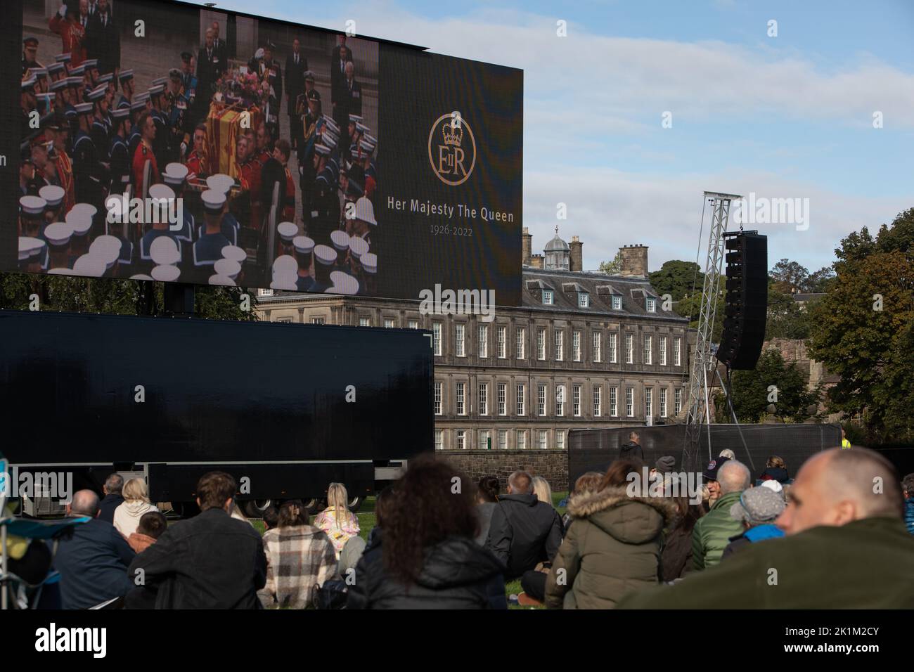 Édimbourg, Écosse, le 19 septembre 2022. Dans le parc Holyrood, devant le palais royal de Holyroodhouse, les foules regardent sur grand écran les funérailles à Londres de sa Majesté la reine Elizabeth II, décédée le 8th septembre, à Édimbourg, en Écosse, le 19 septembre 2022. Crédit photo : Jeremy Sutton-Hibbert/Alay Live News. Banque D'Images