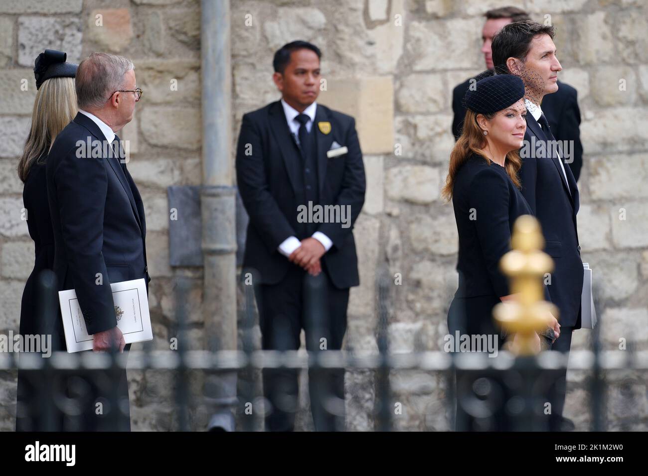 (De gauche à droite) le premier ministre de l'Australie Anthony Albanese et son associé Jodie Haydon et le premier ministre du Canada Justin Trudeau et son épouse Sophie Trudeau au funérailles d'État de la reine Elizabeth II, qui s'est tenu à Westminster Abbey, à Londres. Date de la photo: Lundi 19 septembre 2022. Banque D'Images