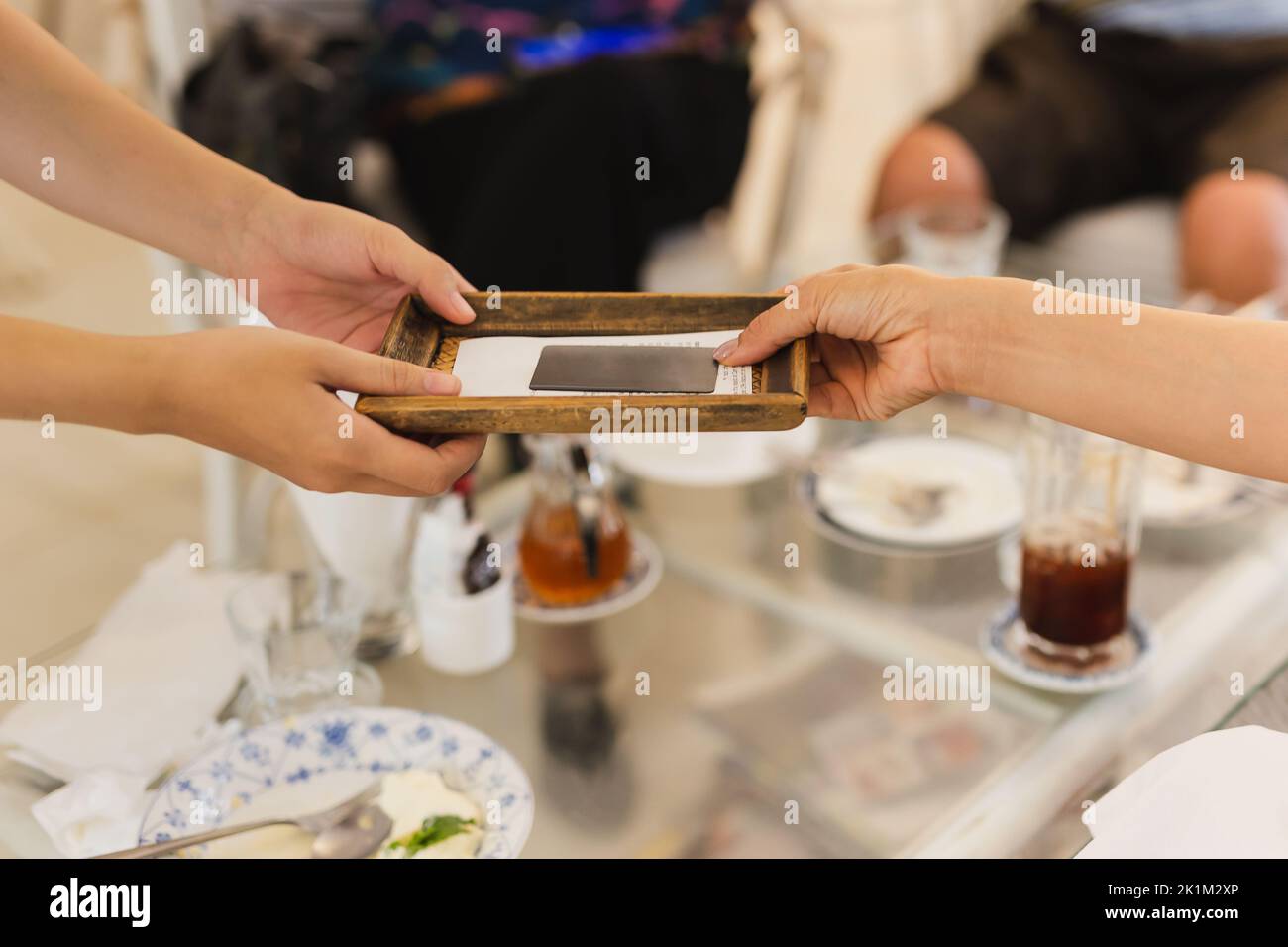 Client payant la facture au café avec carte de crédit. Banque D'Images