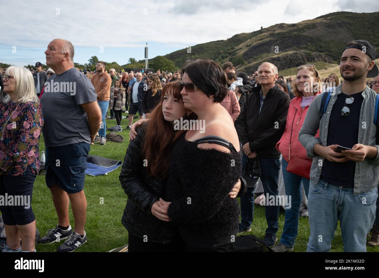 Édimbourg, Écosse, le 19 septembre 2022. Dans le parc Holyrood, devant le palais royal de Holyroodhouse, les foules ont un silence de 2 minutes pendant qu'elles regardent sur grand écran les funérailles à Londres de sa Majesté la reine Elizabeth II, décédée le 8th septembre, à Édimbourg, en Écosse, le 19 septembre 2022. Crédit photo : Jeremy Sutton-Hibbert/Alay Live News. Banque D'Images