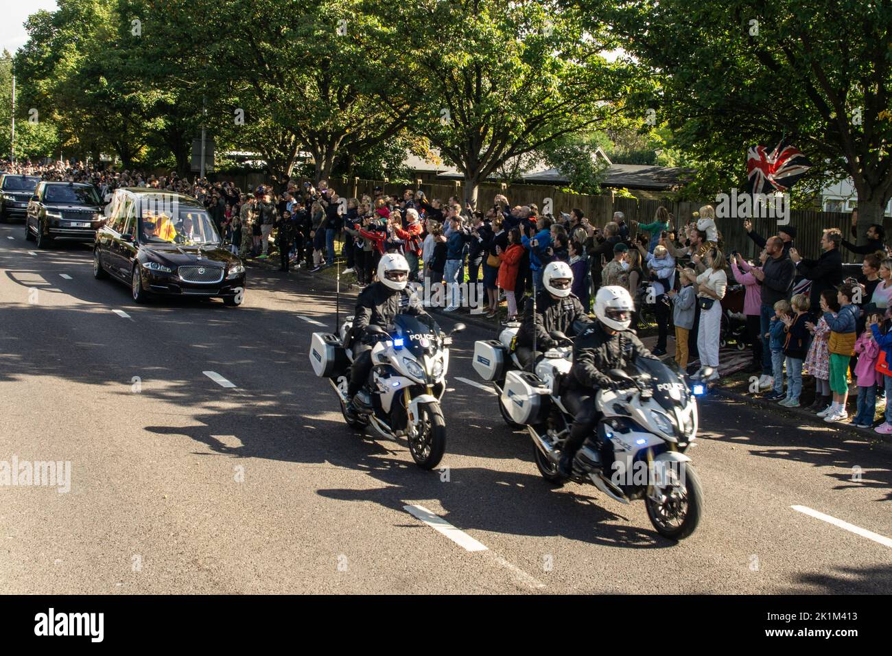 Londres, Royaume-Uni. 19th septembre 2022. Le convoi de corbillard de la reine Elizabeth II passe par Chiswick entouré de mouneurs. Cristina Massei/Alamy Live News Banque D'Images