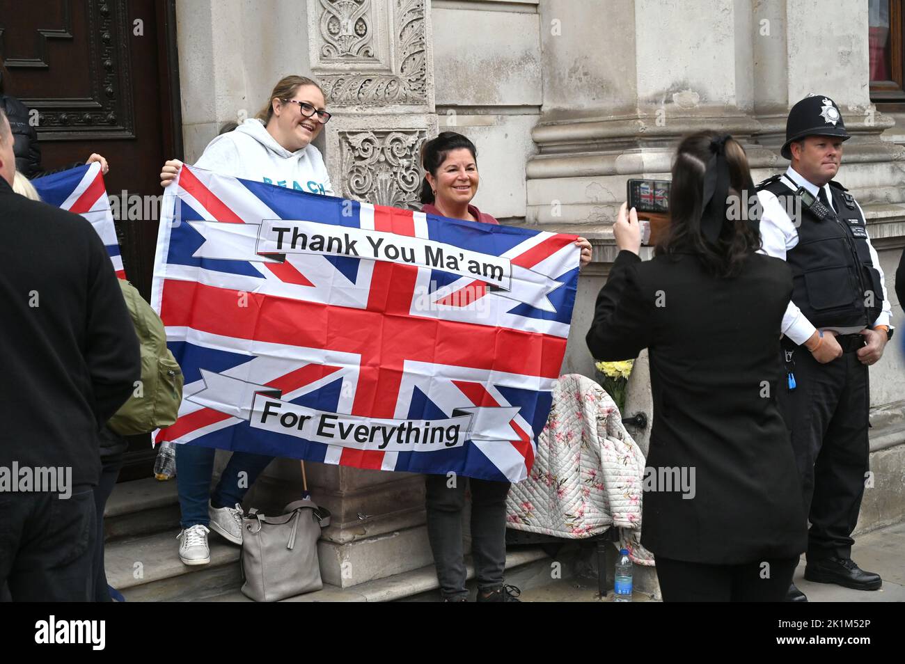 Londres, Royaume-Uni. 19th septembre 2022. Londres Royaume-Uni 19th septembre 2022 - foules avec drapeaux à Whitehall pendant le cortège funéraire de la reine Elizabeth II à Londres aujourd'hui: Crédit Simon Dack / Alamy Live News crédit: Simon Dack News/Alamy Live News Banque D'Images
