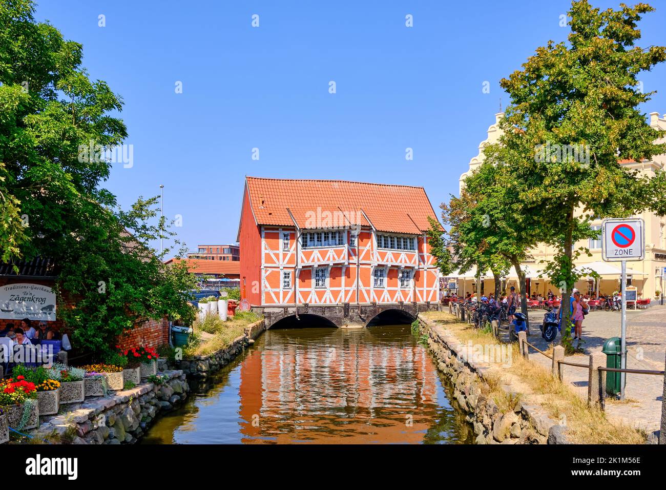 Scène de jardin de bière et ce qu'on appelle Gewölbe (la voûte), ville hanséatique de Wismar, Mecklenburg-Poméranie occidentale, Allemagne, Europe, 8 août, 2020. Banque D'Images