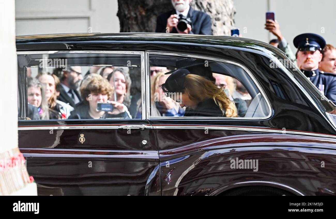 Londres, Royaume-Uni. 19th septembre 2022. Londres Royaume-Uni 19th septembre 2022 - la princesse Beatrice garde sa tête badue pendant la procession funéraire de la reine Elizabeth II à Londres aujourd'hui: Crédit Simon Dack / Alay Live News crédit: Simon Dack News/Alay Live News Banque D'Images