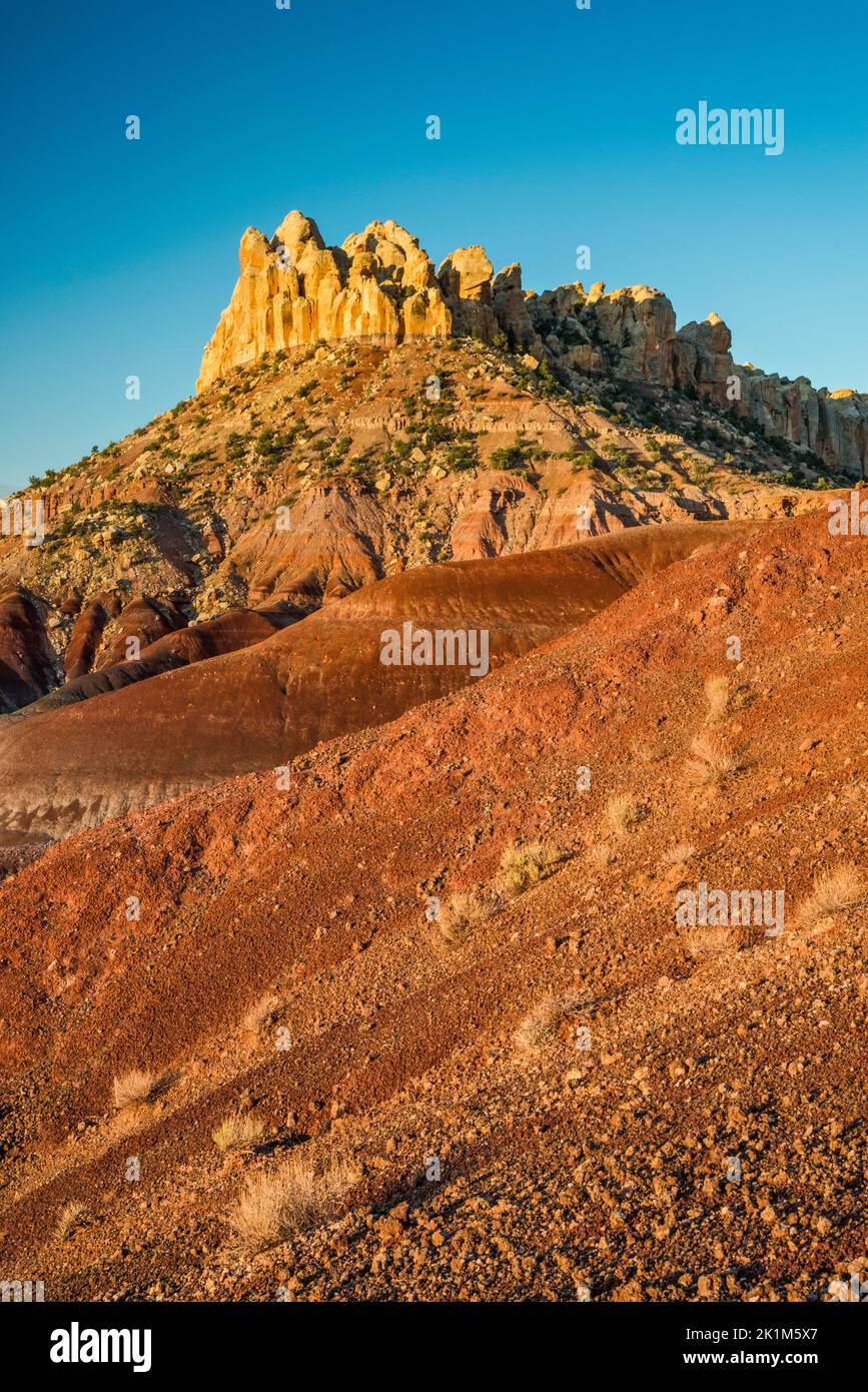 King Bench à Circle Cliffs, vue au lever du soleil depuis Burr Trail Road, Wingate Sandstone formation, Grand Staircase-Escalante National Monument, Utah, États-Unis Banque D'Images