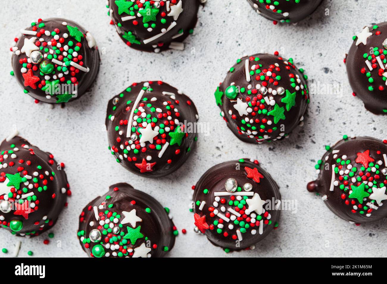 Boules de chocolat de Noël faites à la main avec des têtes de Noël, vue sur le dessus. Bricolage cuisine de vacances, recette de dessert. Banque D'Images