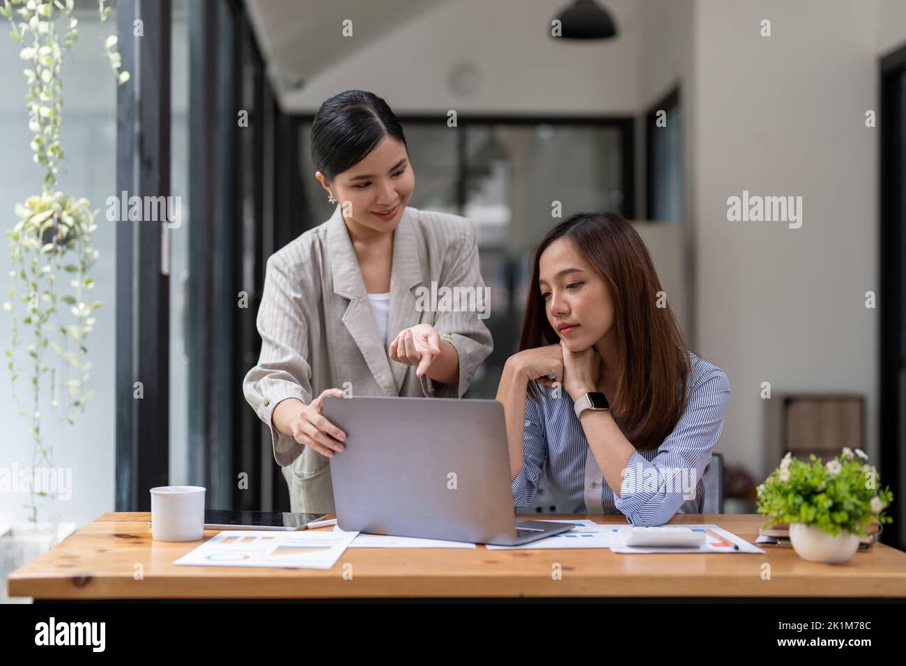 Conseiller d'affaires utilisant un ordinateur portable pour analyser le rapport financier de l'entreprise et la progression des coûts et la planification pour l'avenir dans la salle de bureau. Banque D'Images