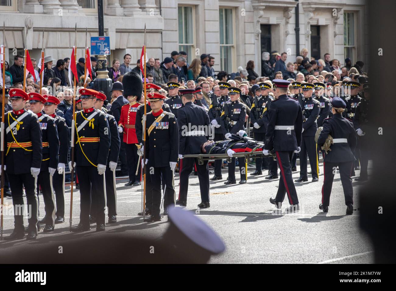 Londres, Royaume-Uni. 19 septembre 2022. Un membre des forces armées s'est étiré pendant le défilé de cérémonie le long du Pall Mall pour les funérailles d'État de la reine Elizabeth II Le 8 septembre 2022, Elizabeth II, reine du Royaume-Uni et des autres royaumes du Commonwealth, meurt à l'âge de 96 ans au château de Balmoral en Écosse. Le plus ancien monarque britannique vivant le plus longtemps en place. Credit: SMP News / Alamy Live News Banque D'Images