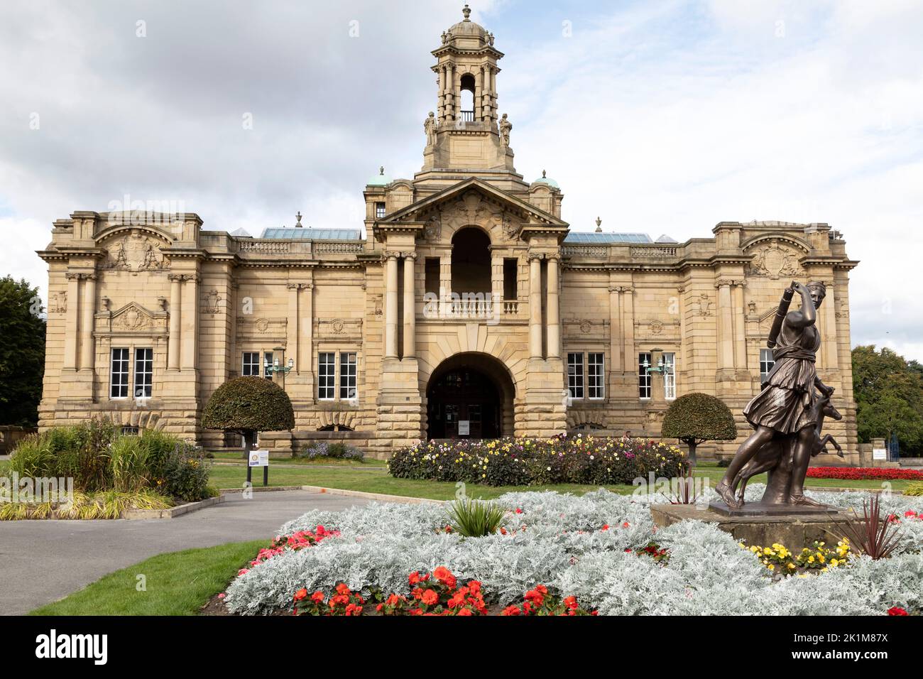 Cartwright Hall à Lister Park à Bradford, West Yorkshire. Le hall abrite une galerie d'art civique dans un parc nommé d'après un propriétaire d'usine. Banque D'Images