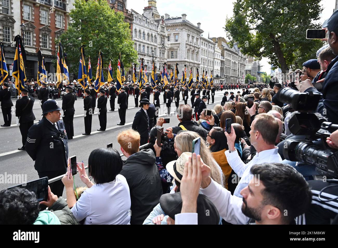Londres, Royaume-Uni. 19th septembre 2022. Londres Royaume-Uni 19th septembre 2022 - les foules regardent l'pagantry pendant les funérailles de la reine Elizabeth II à Londres aujourd'hui: Crédit Simon Dack / Alamy Live News crédit: Simon Dack News/Alamy Live News Banque D'Images