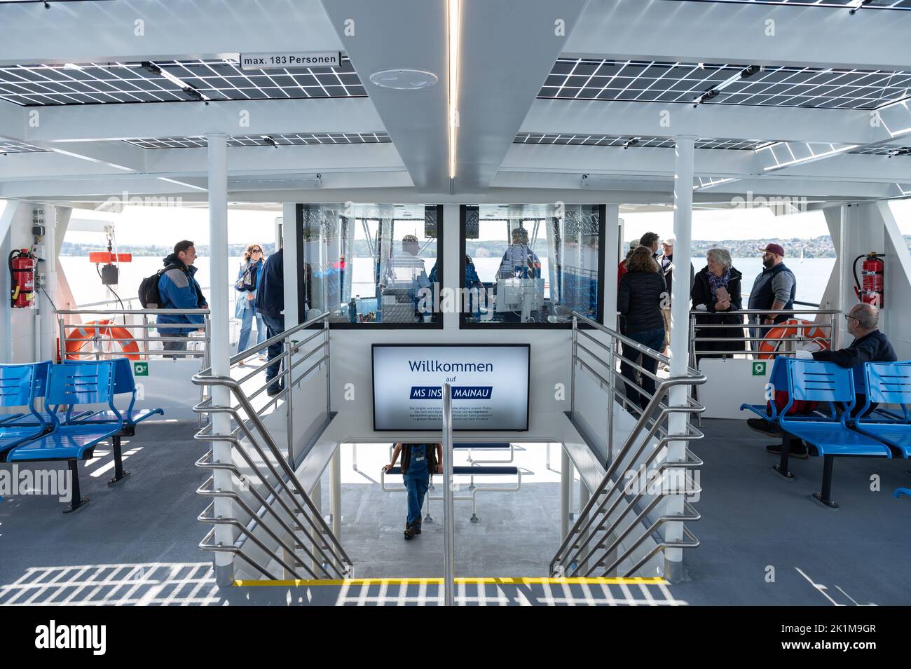 Unteruhldingen, Allemagne. 19th septembre 2022. Vue sur le pont intermédiaire du E-ferry exploité par Bodensee-Schiffsbetriebe. Le navire, nommé d'après l'île de Mainau, est destiné à accueillir jusqu'à 300 personnes lors de chacun de ses voyages à l'île aux fleurs et à la rive nord du lac. A cet effet, le ferry, qui coûte 3,6 millions d'euros, dispose d'une batterie de 1 000 kilowatts/heure qui se recharge pendant la pause déjeuner et la nuit. Pour économiser de l'énergie, le navire se déplace à 15 kilomètres par heure dans l'eau. Crédit : Silas Stein/dpa/Alay Live News Banque D'Images