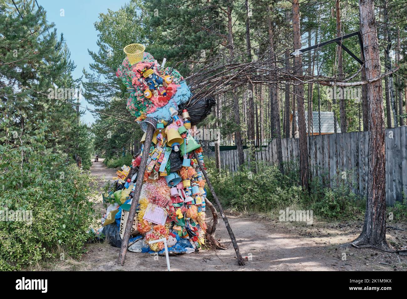 Sculpture faite de déchets sur la voie rurale dans le cadre de l'exposition d'art et du mouvement environnemental Banque D'Images