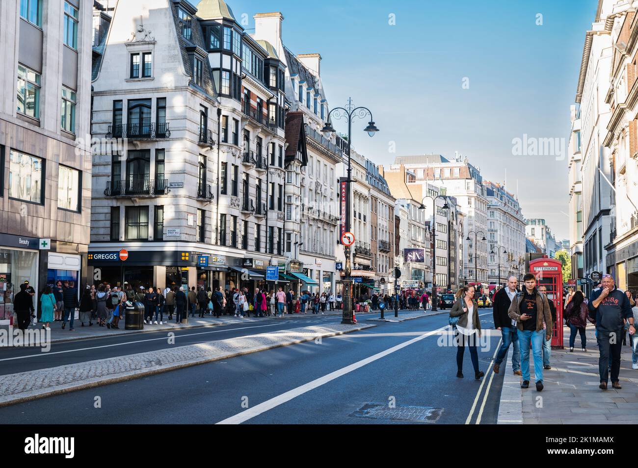 Londres, Royaume-Uni - 17 septembre 2022: West End avec le théâtre Adelphi et le théâtre Vaudeville sur la gauche, des foules de personnes marchant Banque D'Images