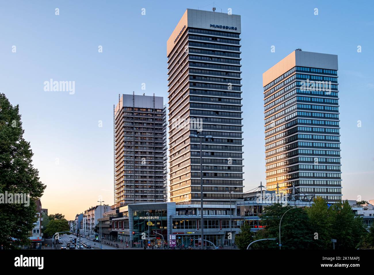 Hambourg, Allemagne - 08 24 2022: Vue sur les tours de Mundsburg, 3 gratte-ciels à Hambourg Mundsburg Banque D'Images