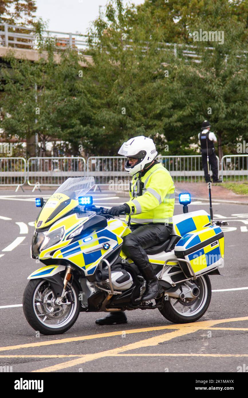 Londres, Royaume-Uni. 19th septembre 2022. HM le funéraire de la Reine passe par le rond-point de Hogarth, Chiswick., en tant que police du South Yorkshire, Wiltshire et la ligne de police métropolitaine la route aidée par les Royal Marines. Les convois de véhicules officiels avec des escortes de moto se déplacent d'urgence jusqu'à ce que le cercueil de la Reine passe à travers. Crédit : Peter Hogan/Alay Live News Banque D'Images