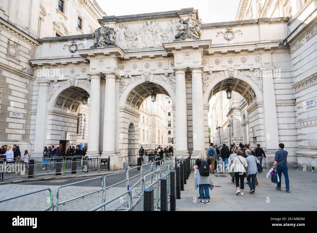 Londres, Royaume-Uni - 17 septembre 2022: Les gens qui marchent à travers l'arcade, rue du Roi Carles entrée fermée allant voir la Reine Banque D'Images