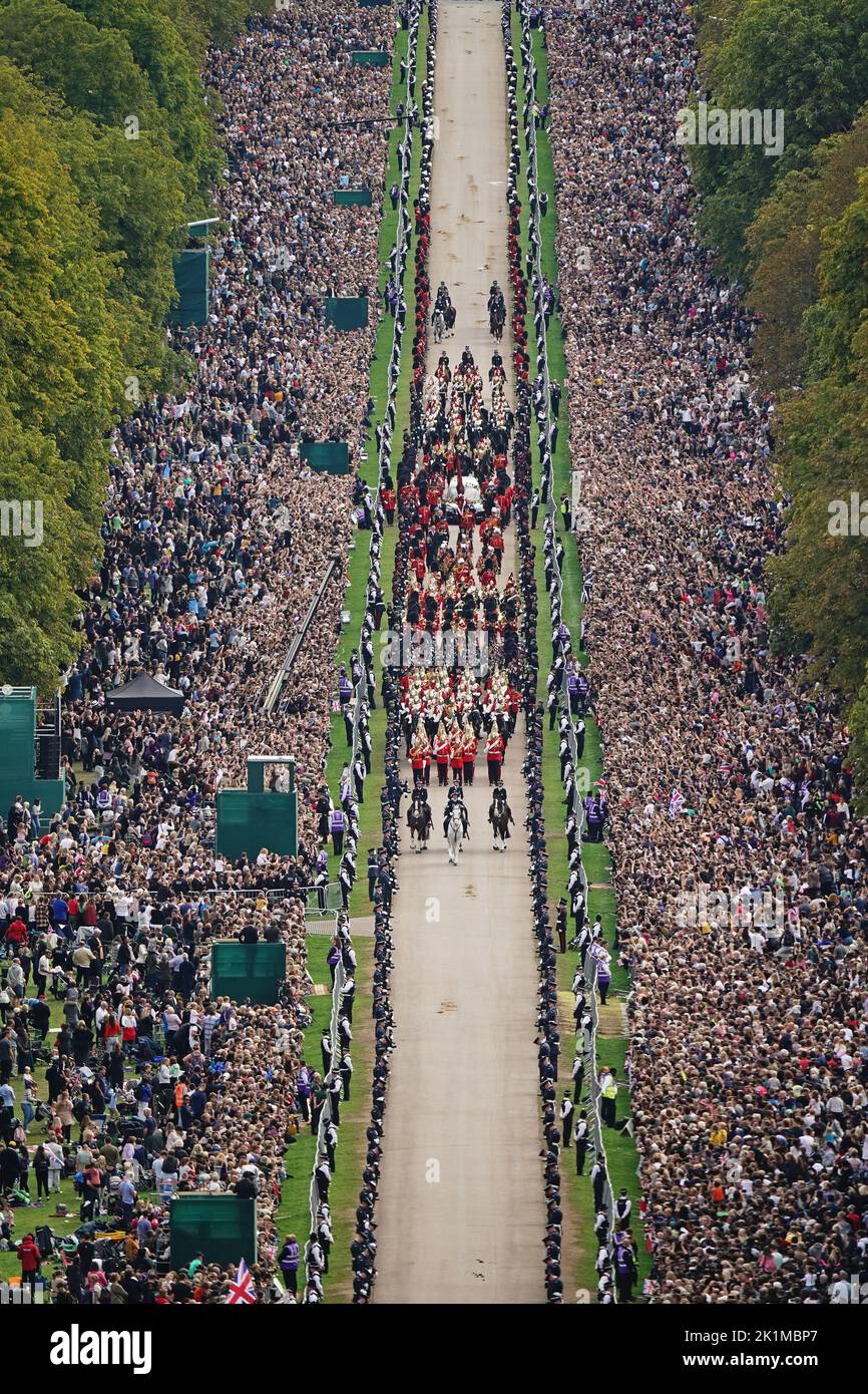 La procession cérémoniale du cercueil de la reine Elizabeth II descend la longue promenade qui arrive au château de Windsor pour le service de committal à la chapelle Saint-Georges. Date de la photo: Lundi 19 septembre 2022. Banque D'Images