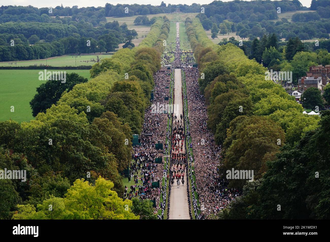 La procession cérémoniale du cercueil de la reine Elizabeth II descend la longue promenade qui arrive au château de Windsor pour le service de committal à la chapelle Saint-Georges. Date de la photo: Lundi 19 septembre 2022. Banque D'Images