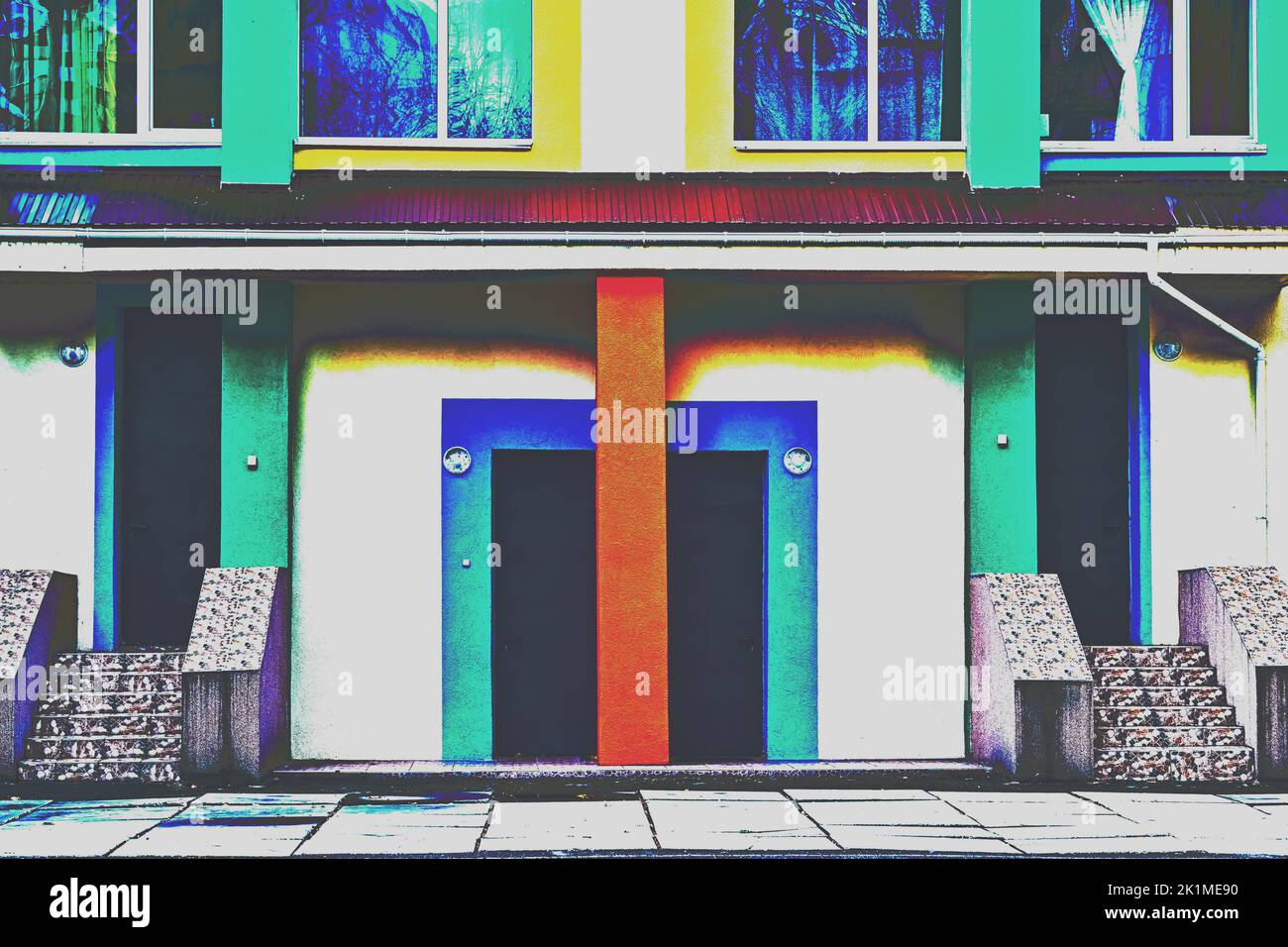 École de construction en béton vert bleu blanc et jaune Banque D'Images