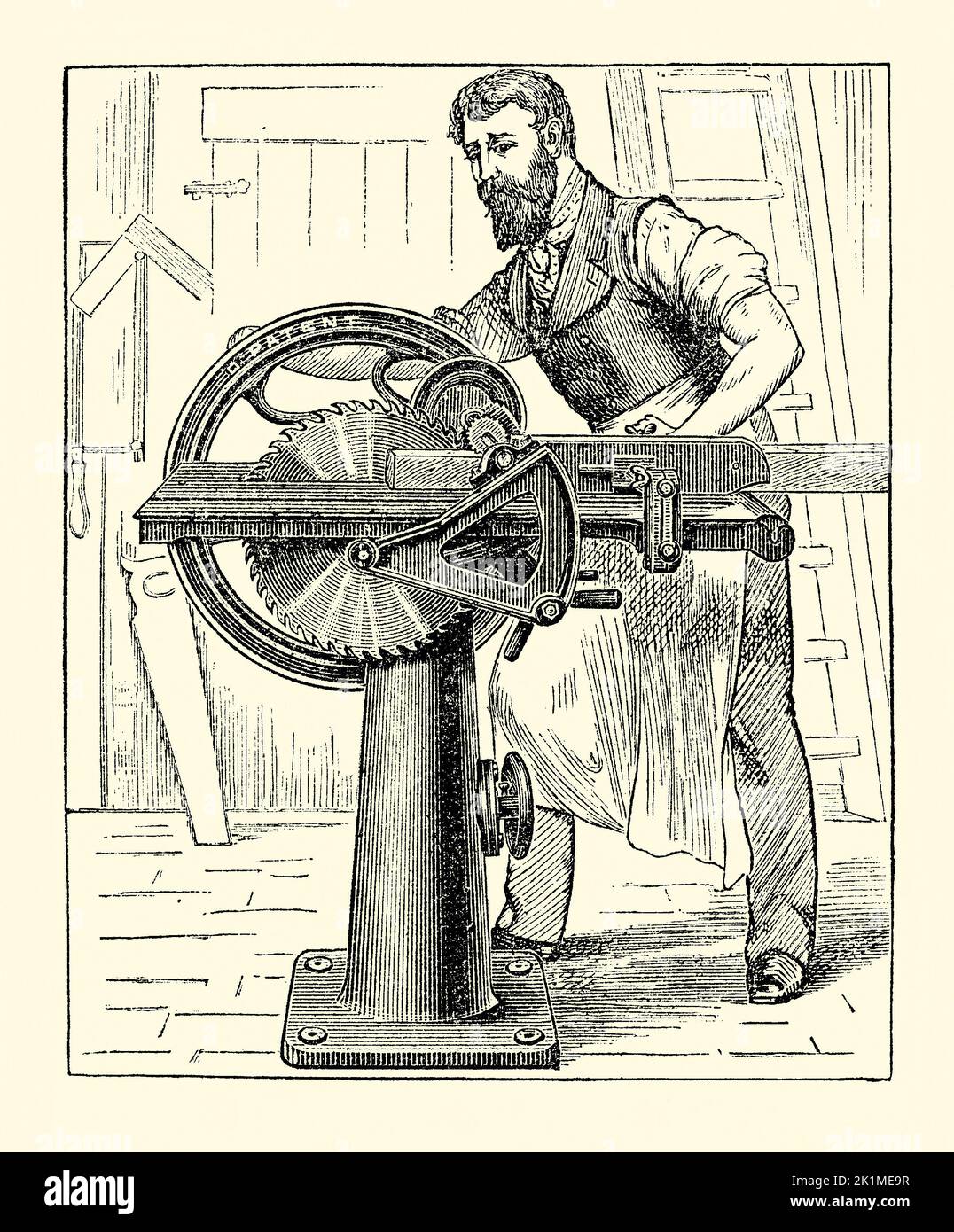 Une ancienne gravure victorienne d'un ouvrier qui utilise une scie circulaire à main, « The Leyton », réalisée par Lewis et Lewis de Cambridge Heath, Londres, Angleterre, Royaume-Uni. Il est d'un livre de 1890. La scie pourrait couper le bois et aider à faire des tenons, des mitaines et des rabais. Le travailleur de son atelier fait tourner la scie par une roue dentée à l'aide de sa main droite tout en alimentant le bois vers la lame de scie avec sa gauche. Il porte un tablier en cuir robuste. Banque D'Images