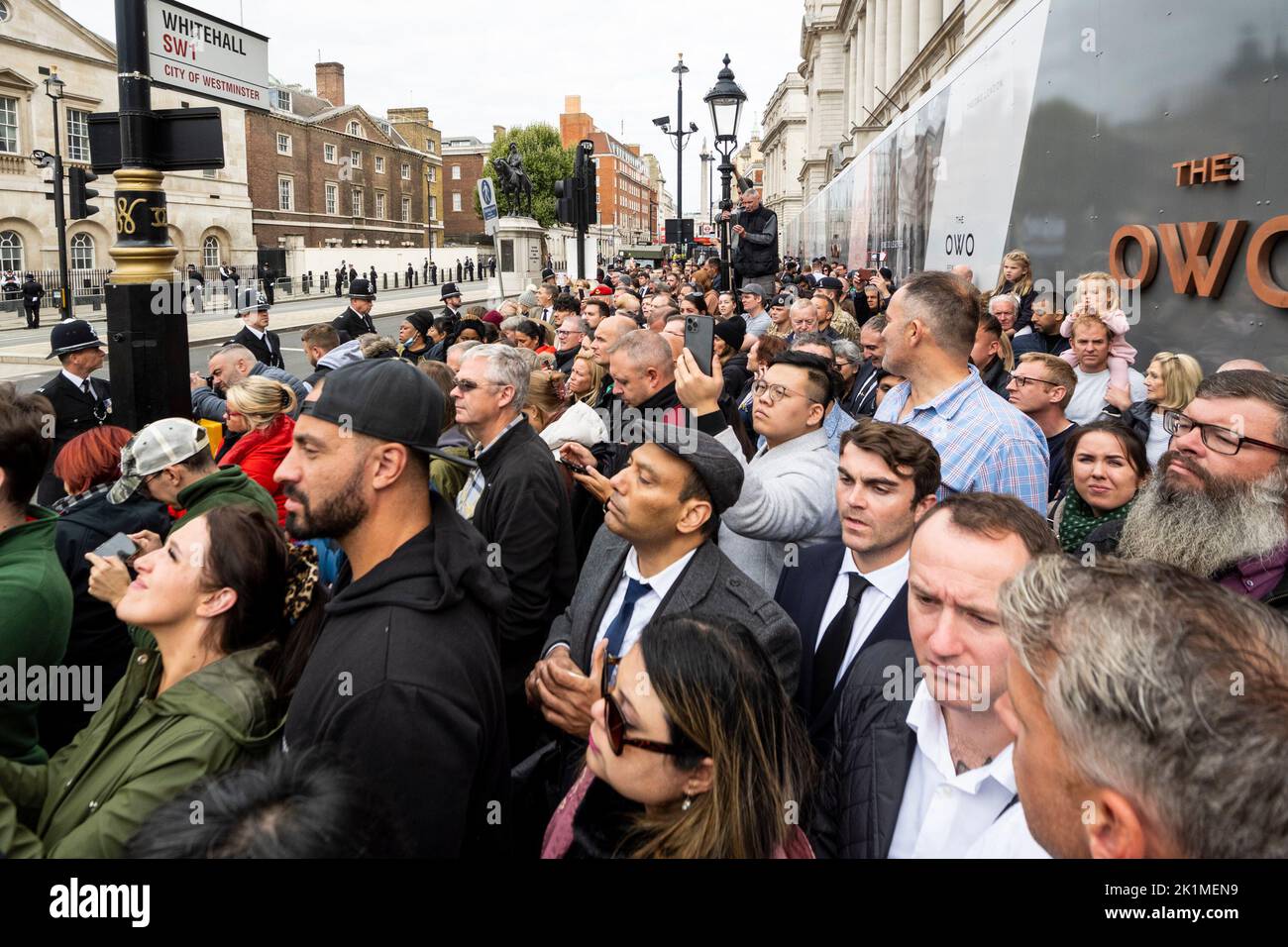 Londres, Royaume-Uni. 19 septembre 2022. Un grand nombre de personnes se rassemblent pour assister à une procession à Whitehall après les funérailles d'État de la Reine à l'abbaye de Westminster. La Reine sera enterrée aux côtés de son mari, le prince Philip, dans la chapelle commémorative du roi George VI, au château de Windsor. La reine Elizabeth II, le monarque le plus ancien de l'histoire britannique, est décédée à l'âge de 96 ans à Balmoral, en Écosse, et son fils, maintenant connu sous le nom de roi Charles III, lui a succédé. Credit: Stephen Chung / Alamy Live News Banque D'Images
