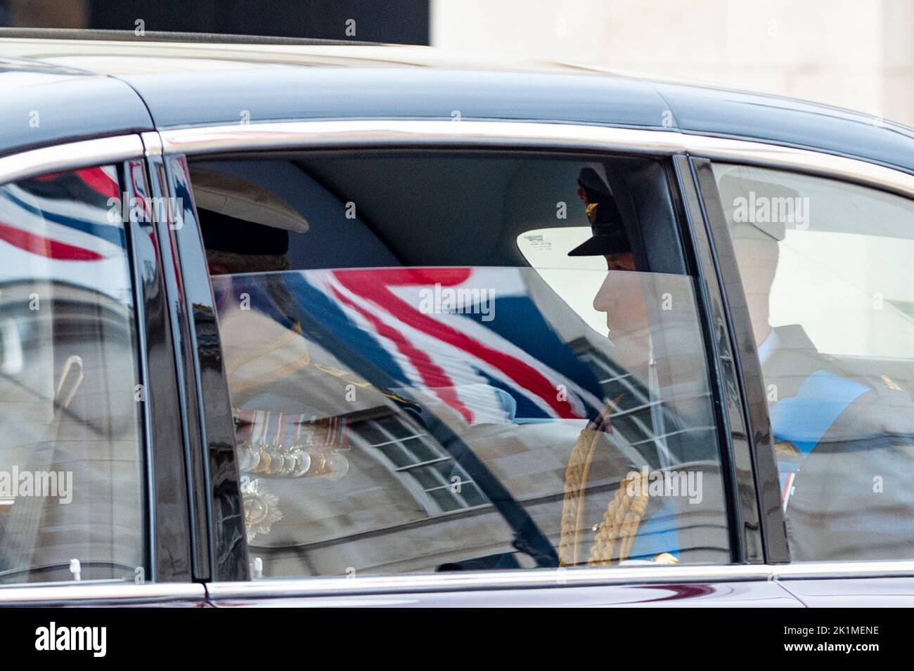 Londres, Royaume-Uni. 19 septembre 2022. Le roi Charles et le prince William en route vers les funérailles d'État de la reine Elizabeth II à l'abbaye de Westminster. La Reine sera enterrée aux côtés de son mari, le prince Philip, dans la chapelle commémorative du roi George VI, au château de Windsor. La reine Elizabeth II, le monarque le plus ancien de l'histoire britannique, est décédée à l'âge de 96 ans à Balmoral, en Écosse, et son fils, maintenant connu sous le nom de roi Charles III, lui a succédé. Credit: Stephen Chung / Alamy Live News Banque D'Images