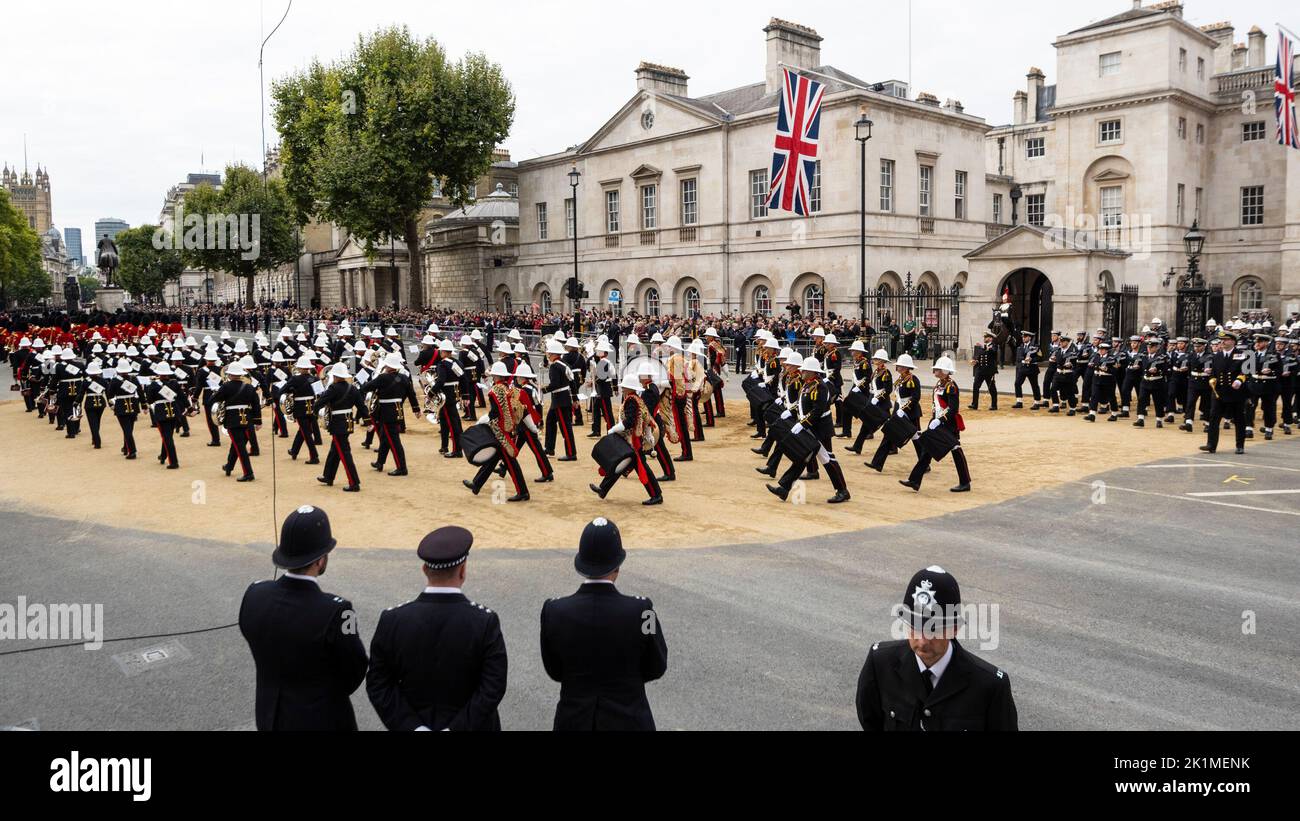 Londres, Royaume-Uni. 19 septembre 2022. Un groupe militaire arrive de Horse Guards pour une procession à Whitehall après les funérailles d'État de la Reine à l'abbaye de Westminster. La Reine sera enterrée aux côtés de son mari, le prince Philip, dans la chapelle commémorative du roi George VI, au château de Windsor. La reine Elizabeth II, le monarque le plus ancien de l'histoire britannique, est décédée à l'âge de 96 ans à Balmoral, en Écosse, et son fils, maintenant connu sous le nom de roi Charles III, lui a succédé. Credit: Stephen Chung / Alamy Live News Banque D'Images