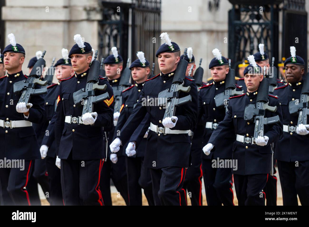 Londres, Royaume-Uni. 19 septembre 2022. Des membres des forces armées arrivent des gardes à cheval pour une procession à Whitehall après les funérailles d'État de la Reine à l'abbaye de Westminster. La Reine sera enterrée aux côtés de son mari, le prince Philip, dans la chapelle commémorative du roi George VI, au château de Windsor. La reine Elizabeth II, le monarque le plus ancien de l'histoire britannique, est décédée à l'âge de 96 ans à Balmoral, en Écosse, et son fils, maintenant connu sous le nom de roi Charles III, lui a succédé. Credit: Stephen Chung / Alamy Live News Banque D'Images