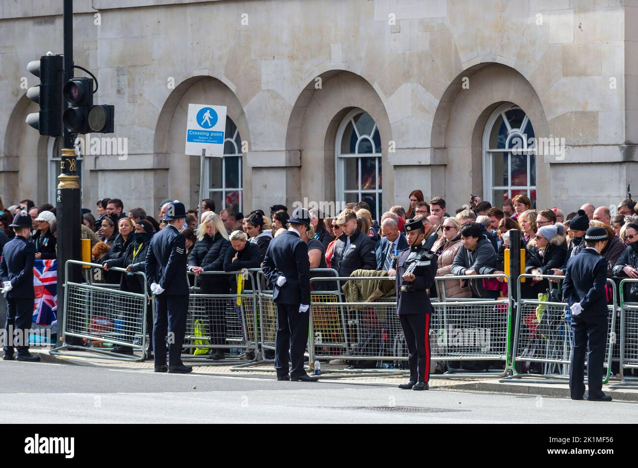 Londres, Royaume-Uni. 19 septembre 2022. La police et le public à Whitehall observent le silence de deux minutes après les funérailles d'état de la Reine à l'abbaye de Westminster. La Reine sera enterrée aux côtés de son mari, le prince Philip, dans la chapelle commémorative du roi George VI, au château de Windsor. La reine Elizabeth II, le monarque le plus ancien de l'histoire britannique, est décédée à l'âge de 96 ans à Balmoral, en Écosse, et son fils, maintenant connu sous le nom de roi Charles III, lui a succédé. Credit: Stephen Chung / Alamy Live News Banque D'Images