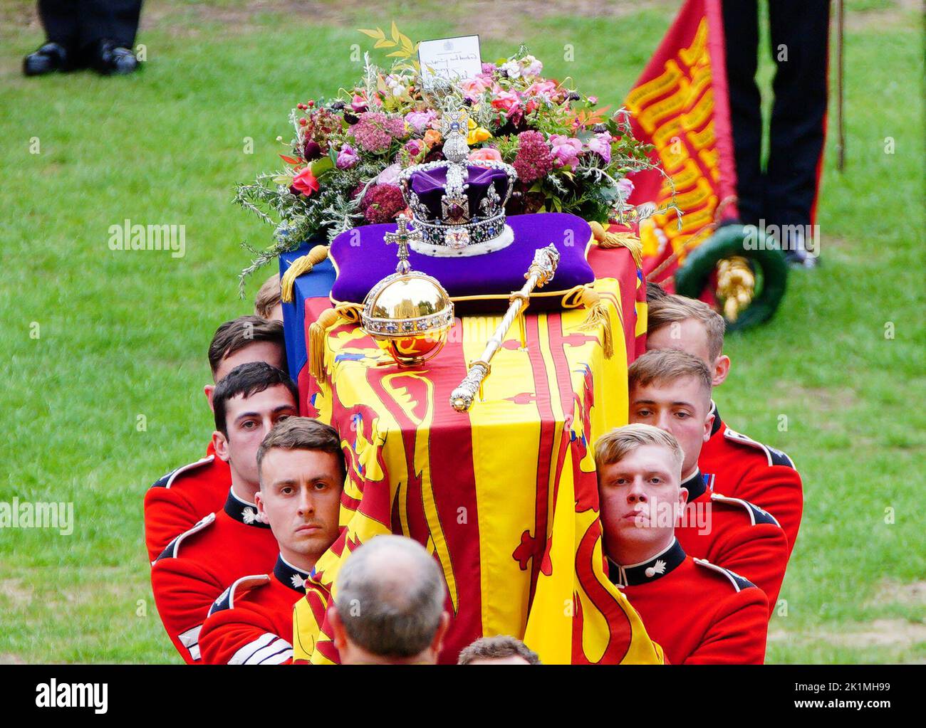 Les porteurs de cercueils transportent le cercueil de la reine Elizabeth II dans la chapelle Saint-Georges du château de Windsor, dans le Berkshire, alors qu'il arrive au service de committal. Date de la photo: Lundi 19 septembre 2022. Banque D'Images