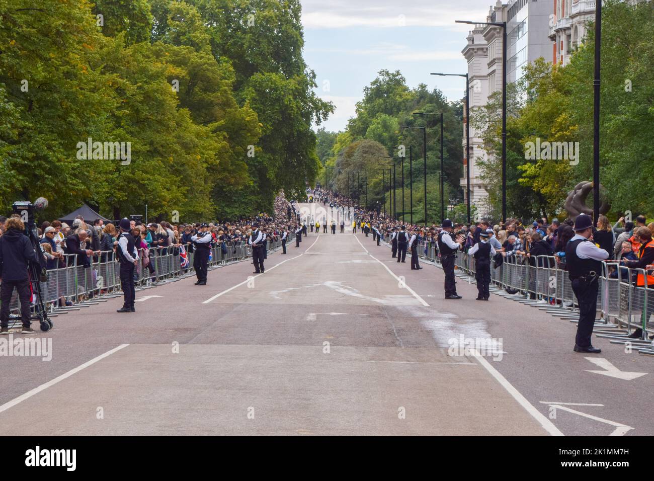 Londres, Angleterre, Royaume-Uni. 19th septembre 2022. La foule attend la Royal Hearse à Hyde Park. Des milliers de personnes se sont rassemblées pour regarder le cercueil de la Reine traverser le centre de Londres. Le cercueil a été transféré dans la Royal Hearse de Wellington Arch pour son trajet vers Windsor après la procession officielle, avec d'énormes foules bordant la route à travers Hyde Park et Kensington Gardens. (Image de crédit : © Vuk Valcic/ZUMA Press Wire) Banque D'Images