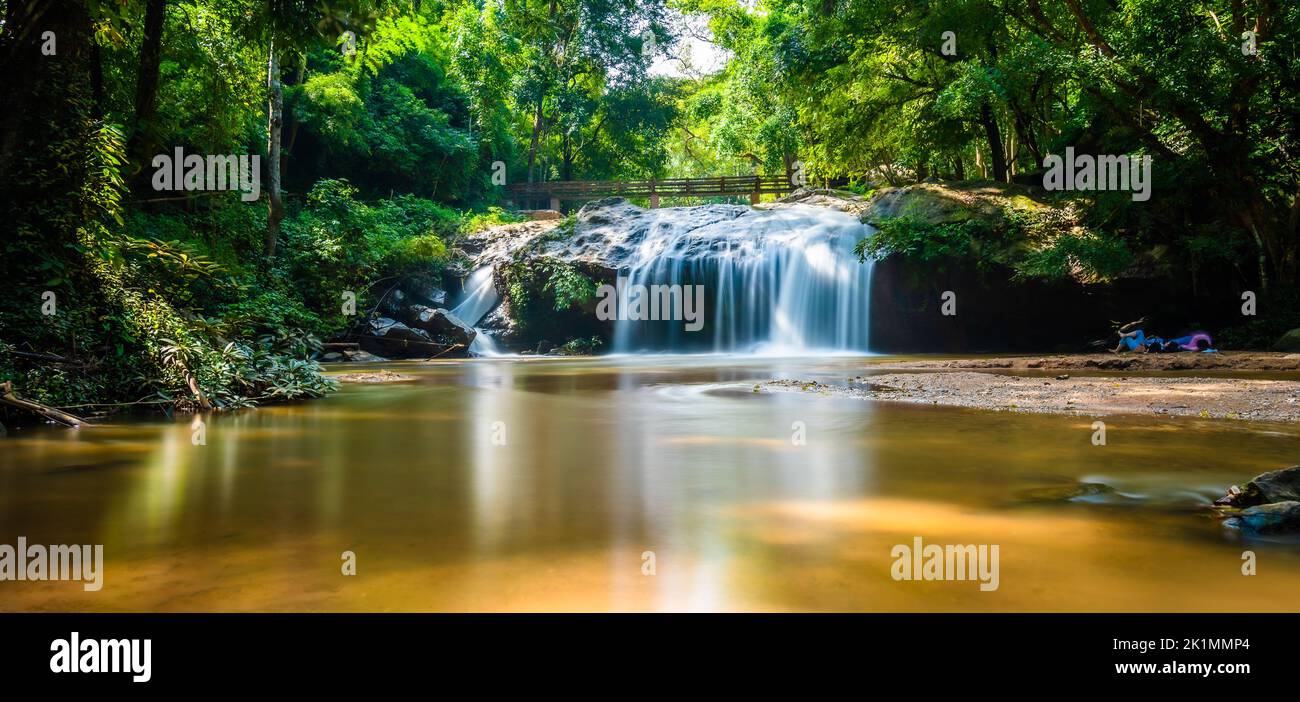 Belle cascade Mae sa, Thaïlande. Un ruisseau d'eau douce et pure coule sur le sol en pierre de roche dans la forêt tropicale. Plantes et arbres frais a Banque D'Images