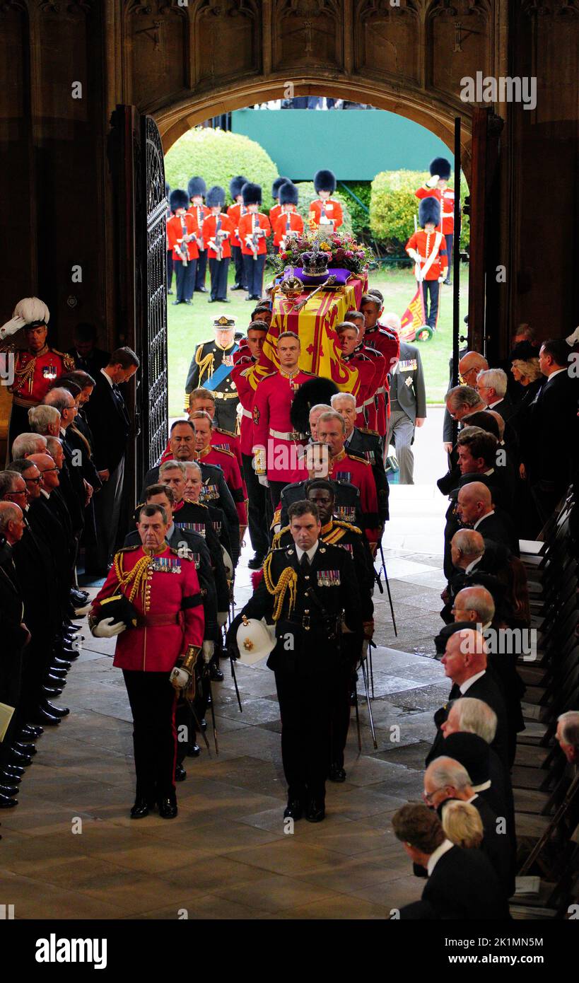 Le roi Charles III et les membres de la famille royale suivent le cercueil de la reine Elizabeth II lorsqu'il est transporté dans la chapelle Saint-Georges, au château de Windsor, dans le Berkshire, pour son service de committal. Date de la photo: Lundi 19 septembre 2022. Banque D'Images