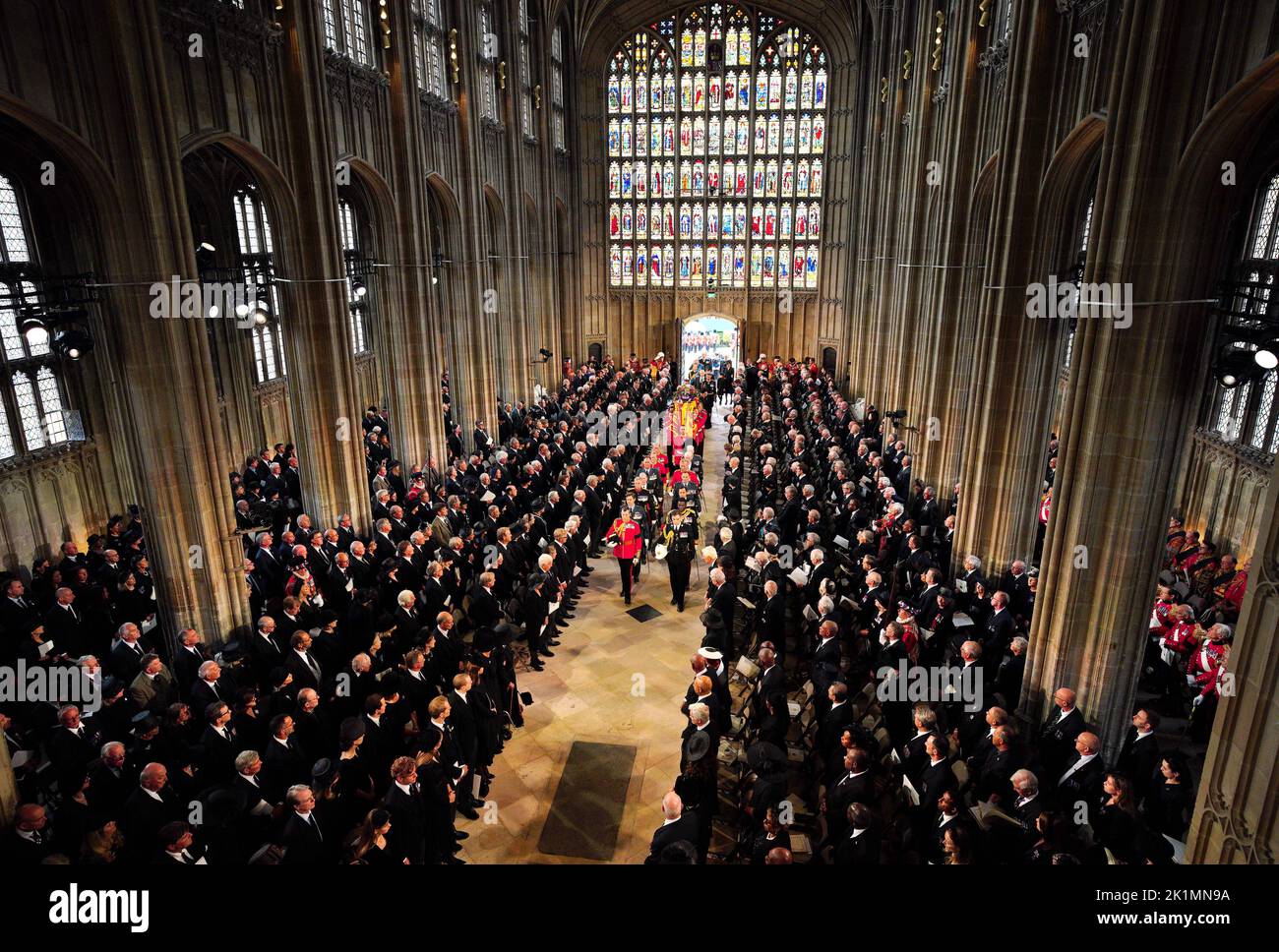 Le roi Charles III et les membres de la famille royale suivent le cercueil de la reine Elizabeth II lorsqu'il est transporté dans la chapelle Saint-Georges, au château de Windsor, dans le Berkshire, pour son service de committal. Date de la photo: Lundi 19 septembre 2022. Banque D'Images