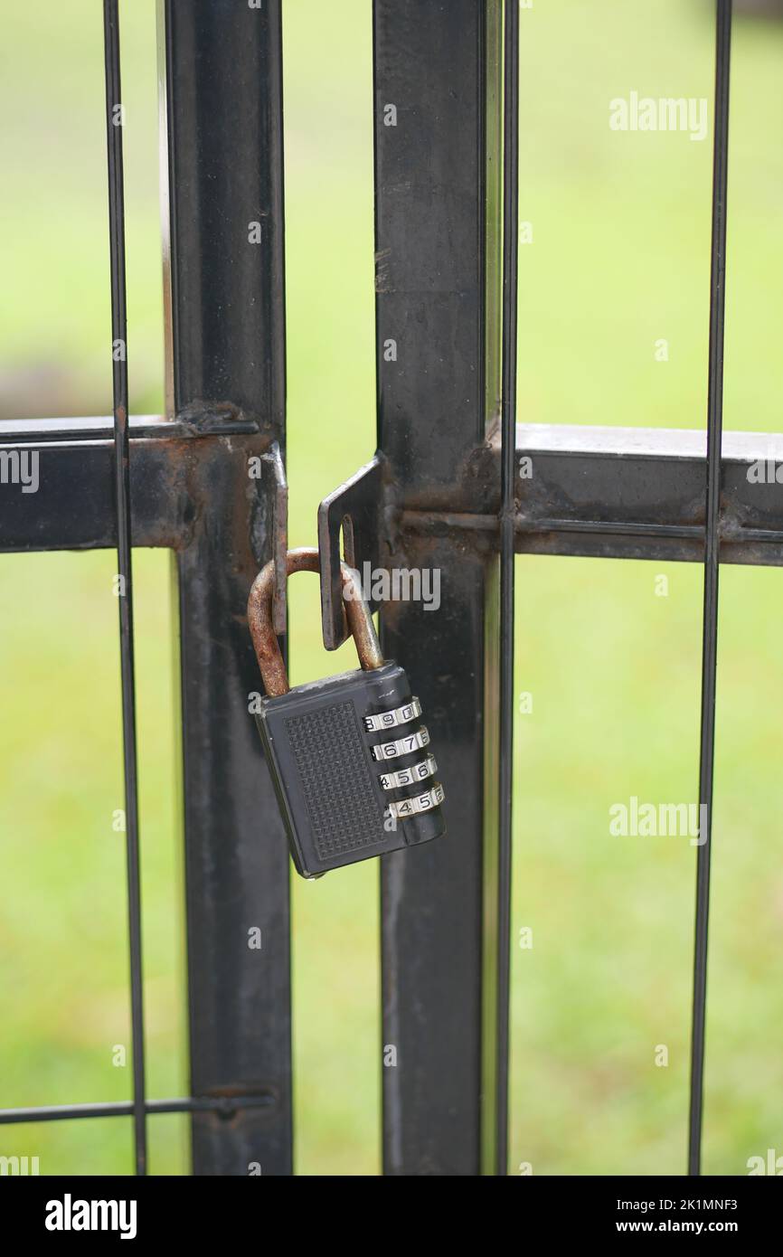 date à laquelle la porte a été verrouillée avec des cadenas et des chaînes Banque D'Images