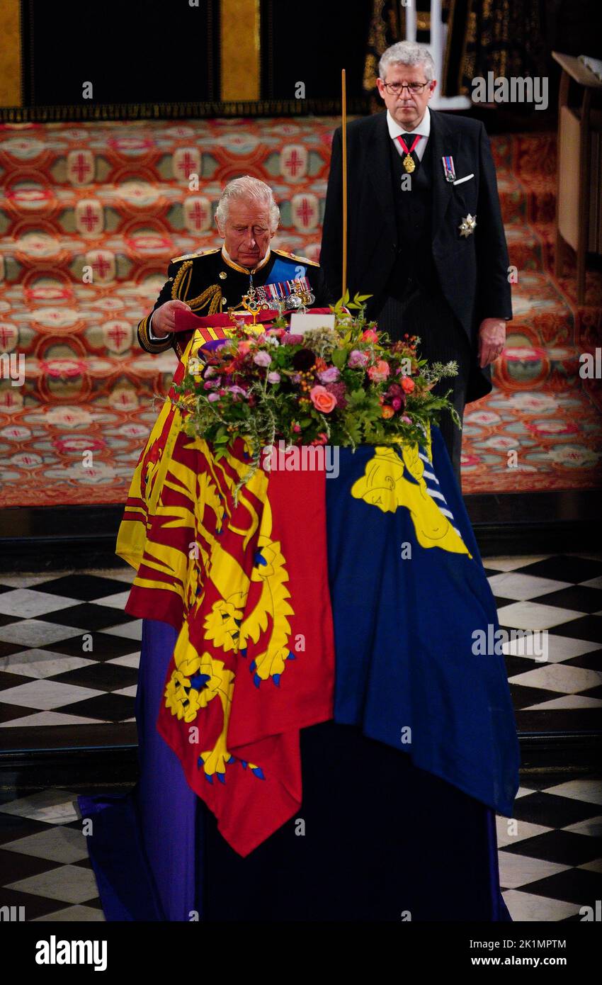 Le roi Charles III place la couleur du camp de la Compagnie de la Reine des Grenadier Guards sur le cercueil au service de comittal de la reine Elizabeth II, qui s'est tenu à la chapelle Saint-Georges du château de Windsor, dans le Berkshire. Date de la photo: Lundi 19 septembre 2022. Banque D'Images