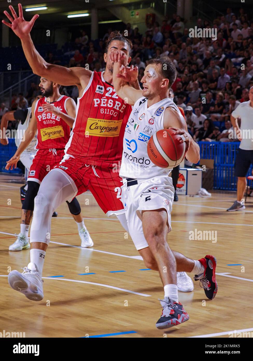 Vigevano, Vigevano, Italie, 17 septembre 2022, Naz Mitrou-long (EA7 Emporio Armani Olimpia Milano) contrecarré par Valerio Mazzola (Carpegna Prosciutto P Banque D'Images