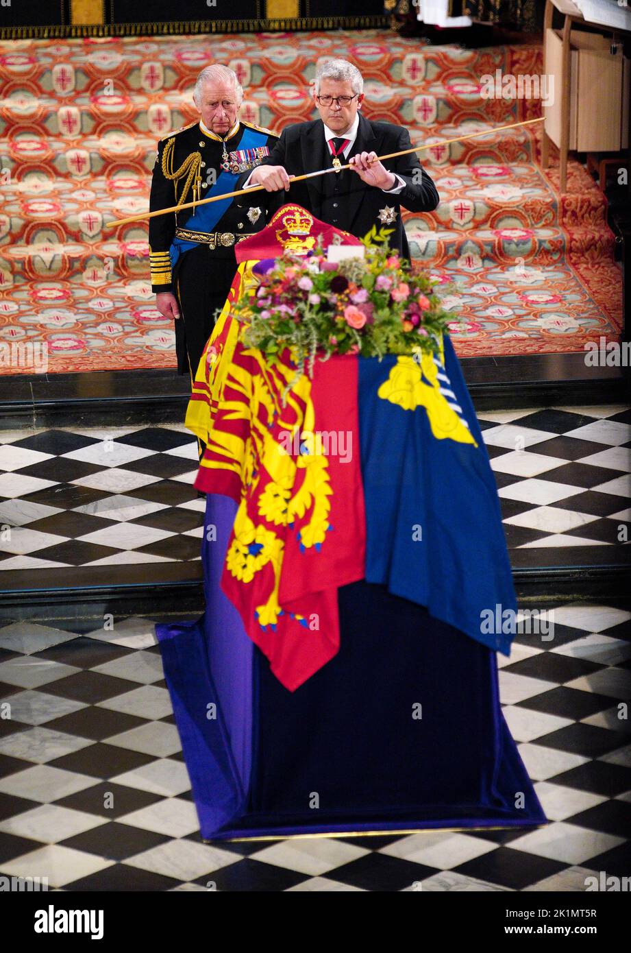 Le roi Charles III observe que le Lord Chamberlain brise son Wand of Office au service de comittal de la reine Elizabeth II qui s'est tenu à la chapelle Saint-George du château de Windsor, dans le Berkshire. Date de la photo: Lundi 19 septembre 2022. Banque D'Images