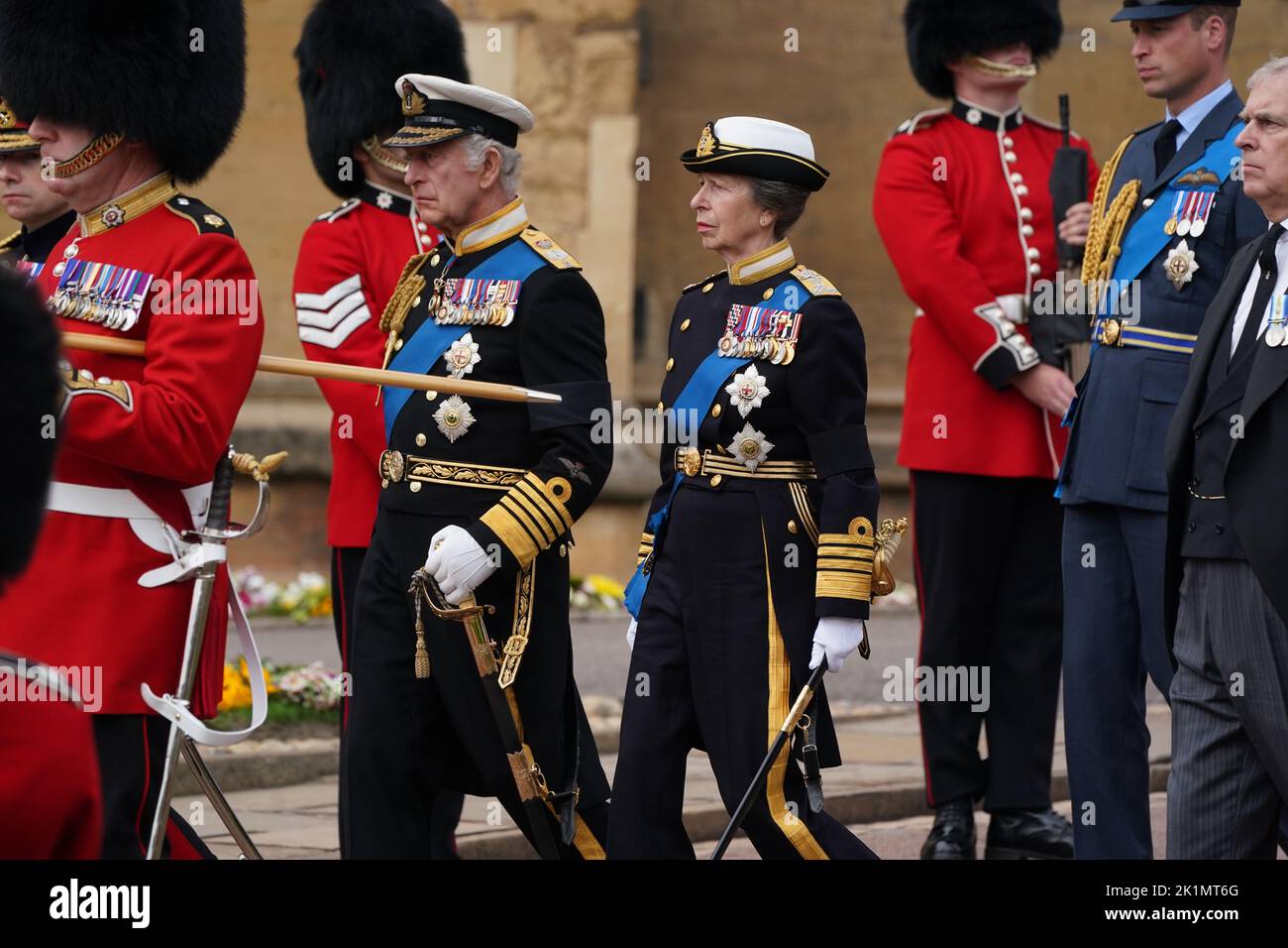 Le roi Charles III et la princesse royale arrivent pour le service de committal à la chapelle Saint-George, château de Windsor pour la reine Elizabeth II Date de la photo: Lundi 19 septembre 2022. Banque D'Images