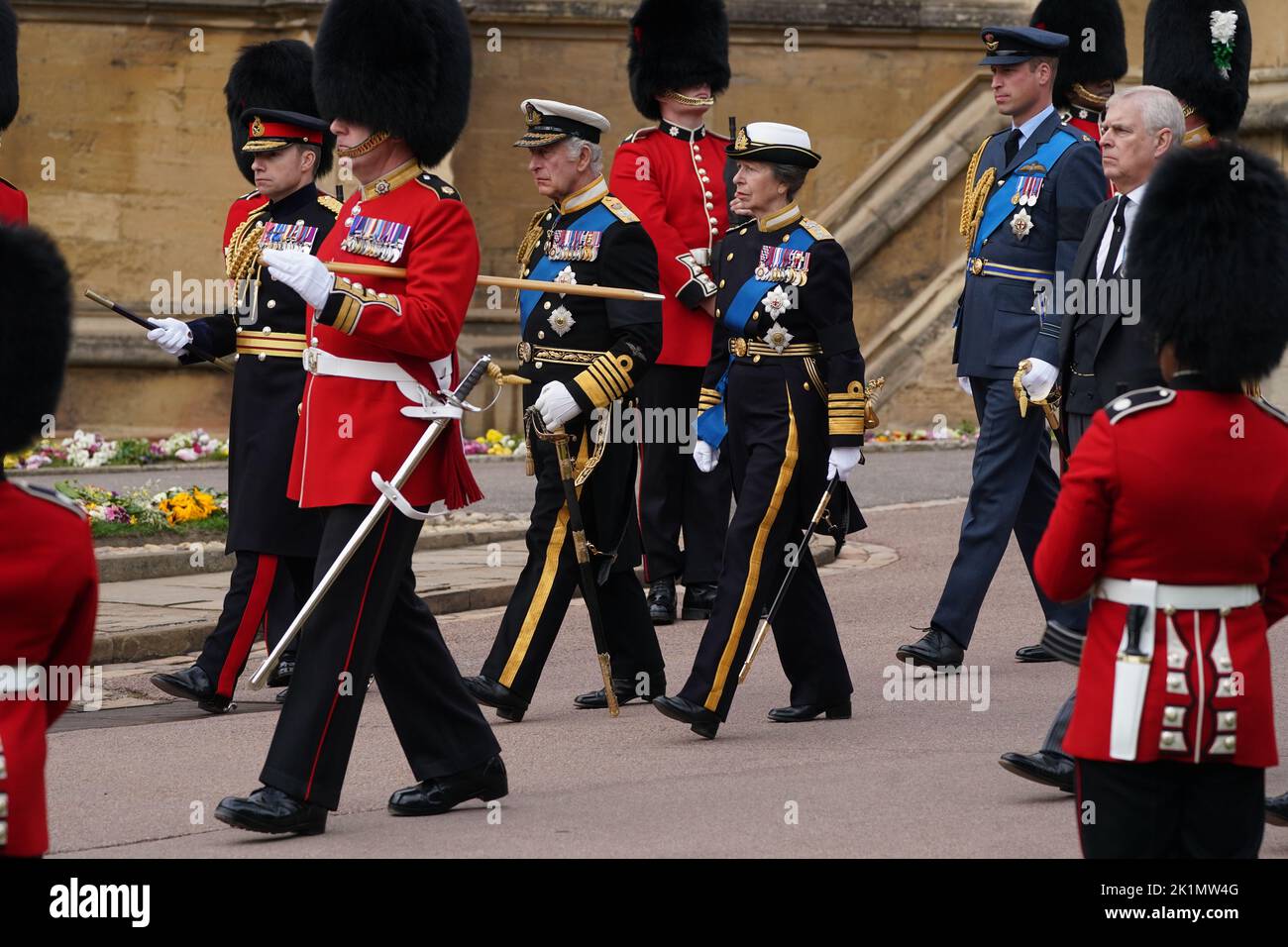 Le roi Charles III et la princesse royale arrivent pour le service de committal à la chapelle Saint-George, château de Windsor pour la reine Elizabeth II Date de la photo: Lundi 19 septembre 2022. Banque D'Images