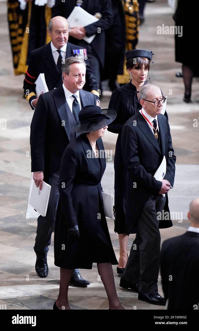 L'ancienne première ministre Theresa May et son mari Philip May (front) ainsi que l'ancien premier ministre David Cameron et son épouse Samantha Cameron partent après le funérailles d'État de la reine Elizabeth II à l'abbaye de Westminster . Date de la photo: Lundi 19 septembre 2022. Banque D'Images