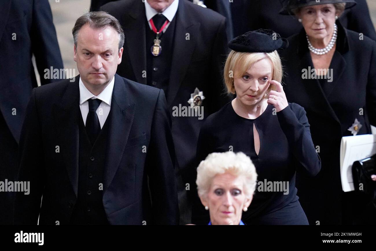 Le Premier ministre Liz Truss et le mari Hugh O'Leary partent après le funérailles d'État de la reine Elizabeth II à l'abbaye de Westminster, à Londres. Date de la photo: Lundi 19 septembre 2022. Banque D'Images