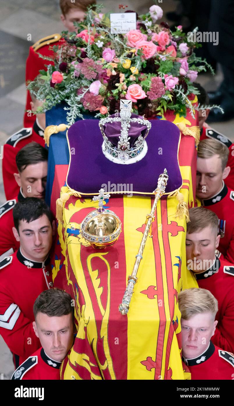 Le roi Charles III, la reine Consort, la princesse royale, le vice-amiral Sir Tim Laurence, le duc d'York, le comte de Wessex, la comtesse de Wessex, le prince de Galles, la princesse de Galles, le prince George, la princesse Charlotte, le duc de Sussex, la duchesse de Sussex, Peter Phillips et le comte de Snowdon suivent derrière le cercueil de la reine Elizabeth II, drapé dans l'étalon royal avec la couronne d'État impériale et l'orbe et le sceptre du souverain, comme il est effectué de l'abbaye de Westminster après son funérailles d'État. Date de la photo: Lundi 19 septembre 2022. Voir l'histoire de PA, LA reine FUNÉRAIRE. Photo cre Banque D'Images