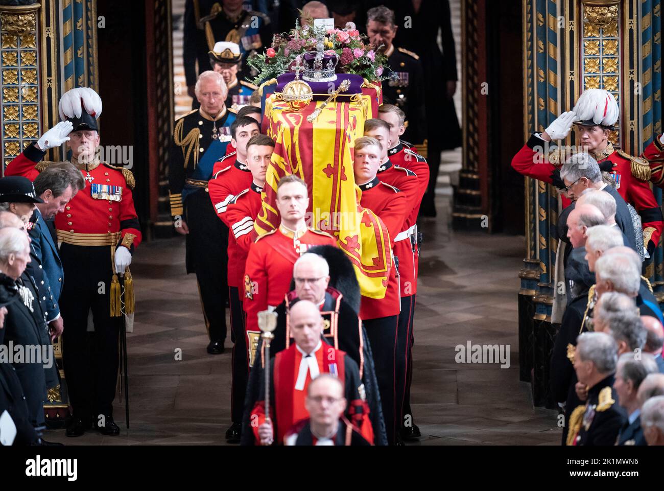 Le roi Charles III et les membres de la famille royale suivent derrière le cercueil de la reine Elizabeth II, drapé dans l'étalon royal avec la couronne d'État impériale et l'orbe et le sceptre du souverain, comme il est effectué de l'abbaye de Westminster après son funérailles d'État. Date de la photo: Lundi 19 septembre 2022. Voir l'histoire de PA, LA reine FUNÉRAIRE. Le crédit photo devrait se lire comme suit : Danny Lawson/PA Wire Banque D'Images